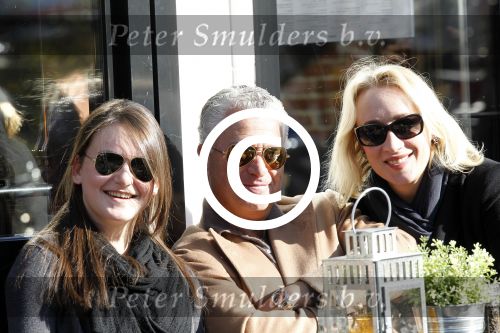 Amsterdam 22 oktober 2011
Bram Moszkowicz met vriendin Eva Jinek en dochter op terras.
Peter Smulders bv