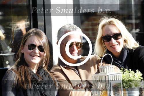 Amsterdam 22 oktober 2011
Bram Moszkowicz met vriendin Eva Jinek en dochter op terras.
Peter Smulders bv