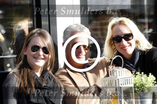 Amsterdam 22 oktober 2011
Bram Moszkowicz met vriendin Eva Jinek en dochter op terras.
Peter Smulders bv