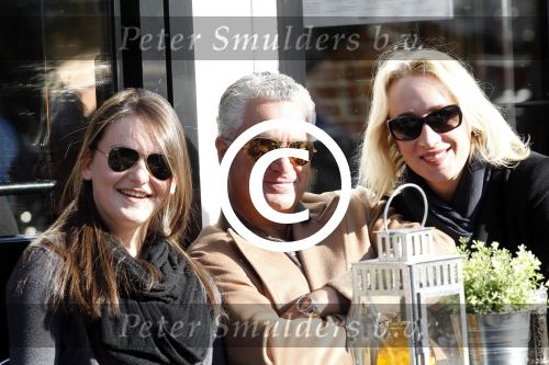 Amsterdam 22 oktober 2011
Bram Moszkowicz met vriendin Eva Jinek en dochter op terras.
Peter Smulders bv