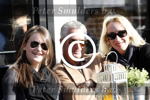 Amsterdam 22 oktober 2011
Bram Moszkowicz met vriendin Eva Jinek en dochter op terras.
Peter Smulders bv