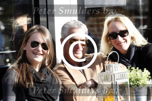 Amsterdam 22 oktober 2011
Bram Moszkowicz met vriendin Eva Jinek en dochter op terras.
Peter Smulders bv