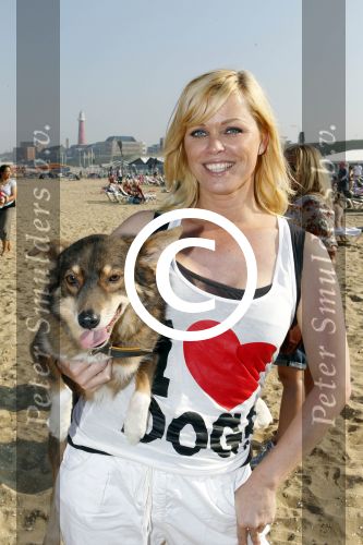 Scheveningen 2 oktober 2011
Bridget Maasland organiseert de dogwalk op het strand van Scheveningen.
Peter Smulders bv