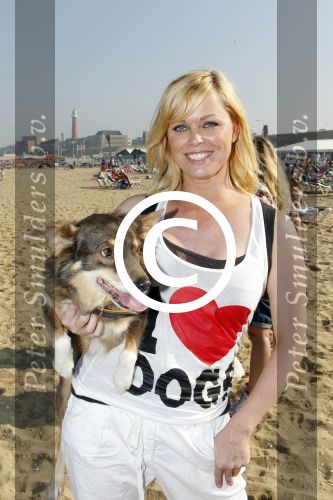 Scheveningen 2 oktober 2011
Bridget Maasland organiseert de dogwalk op het strand van Scheveningen.
Peter Smulders bv