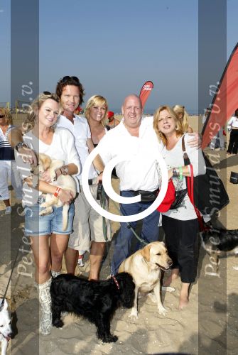 Scheveningen 2 oktober 2011
Bridget Maasland organiseert de dogwalk op het strand van Scheveningen. Henk Bres Isabelle Brinkman Sander janson en Loretta Schrijver
Peter Smulders bv