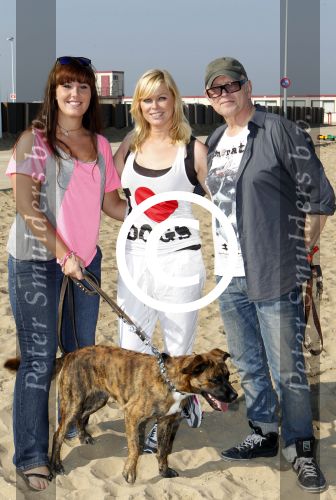Scheveningen 2 oktober 2011
Bridget Maasland organiseert de dogwalk op het strand van Scheveningen. Bridget met vader
Peter Smulders bv