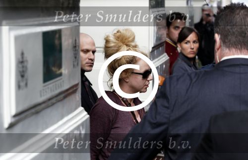 Amsterdam / schiphol oost.
Britney Spears vertrekt vanuit het amstel hotel om naar schiphol oost te gaan waar prive vliegtuig klaar staat.
Peter Smulders bv