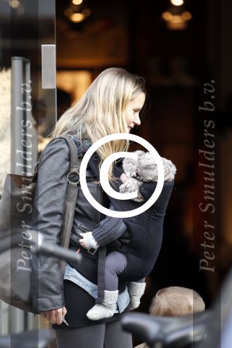 Amsterdam 27 oktober 2011
Caro Lensen met man zoontje en baby op de pc hooftstraat.
Peter Smulders bv