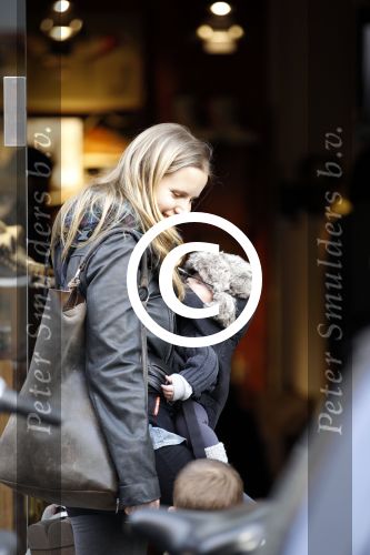 Amsterdam 27 oktober 2011
Caro Lensen met man zoontje en baby op de pc hooftstraat.
Peter Smulders bv