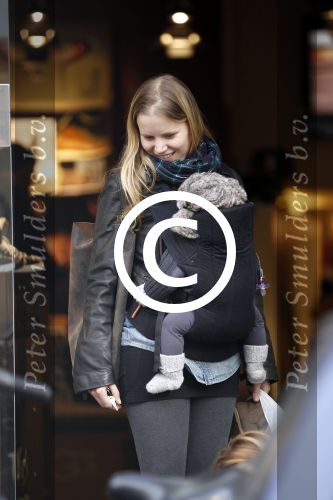 Amsterdam 27 oktober 2011
Caro Lensen met man zoontje en baby op de pc hooftstraat.
Peter Smulders bv