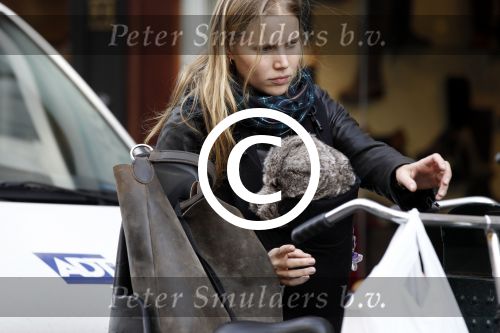 Amsterdam 27 oktober 2011
Caro Lensen met man zoontje en baby op de pc hooftstraat.
Peter Smulders bv
