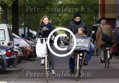 Amsterdam 27 oktober 2011
Caro Lensen met man zoontje en baby op de pc hooftstraat.
Peter Smulders bv