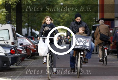 Amsterdam 27 oktober 2011
Caro Lensen met man zoontje en baby op de pc hooftstraat.
Peter Smulders bv