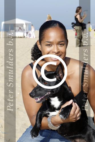 Scheveningen 2 oktober 2011
Bridget Maasland organiseert de dogwalk op het strand van Scheveningen. Chaira Borderslee
Peter Smulders bv