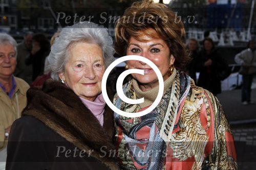 Amsterdam 26 oktober 2011
Gala Crstian Deutekom vanwege haar 80e verjaardag in Carre met oa Prinses Margriet en Pieter v Vollenhoven. Christine Kroonenberg met moeder
Peter Smulders bv