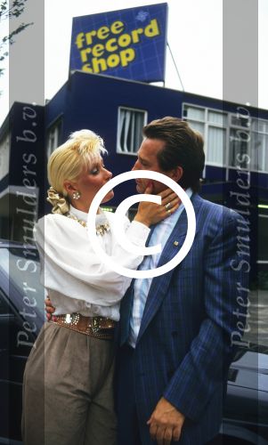 Schiedam, 17 Augustus 1987
Hoofdkantoor Free-Record waar Hans Breukhoven en Vanessa (inmiddels Connie Breukhoven) zijn verloofd.
Foto Peter Smulders BV