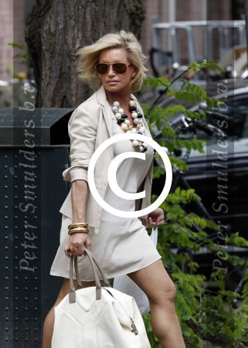 Amsterdam 22 juli 2011
Connie Breukhoven doet boodschappen op de cornelis schuytstraat.
Peter Smulders bv