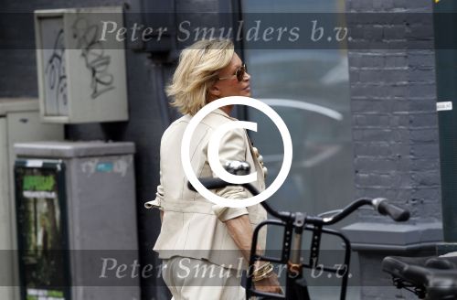 Amsterdam 22 juli 2011
Connie Breukhoven doet boodschappen op de cornelis schuytstraat.
Peter Smulders bv