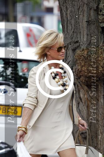 Amsterdam 22 juli 2011
Connie Breukhoven doet boodschappen op de cornelis schuytstraat.
Peter Smulders bv