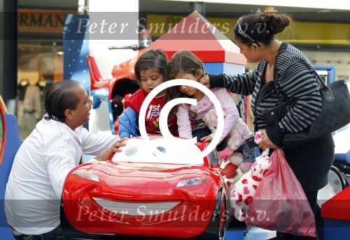 Amsterdam 8 oktober 2011
Mohammed en Constanza Breukhoven met hun kinderen Sorayia en Semmy .
Peter Smulders bv