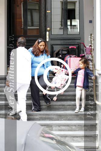 Amsterdam 22 juli 2011
Mohammed en Constanza Breukhoven halen hun kinderen Soraiya en Semmy op bij moeder Connie Breukhoven.
Peter Smulders bv