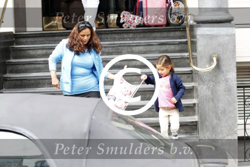 Amsterdam 22 juli 2011
Mohammed en Constanza Breukhoven halen hun kinderen Soraiya en Semmy op bij moeder Connie Breukhoven.
Peter Smulders bv