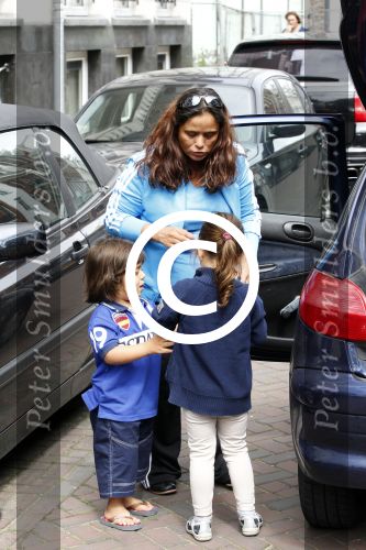 Amsterdam 22 juli 2011
Mohammed en Constanza Breukhoven halen hun kinderen Soraiya en Semmy op bij moeder Connie Breukhoven.
Peter Smulders bv