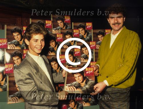 Amsterdam, 15 Oktober 1987
Centraal Station overhandiging LP van Danny de munk door Robert Long
foto Peter Smulders BV