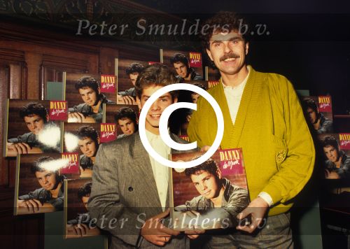 Amsterdam, 15 Oktober 1987
Centraal Station overhandiging LP van Danny de munk door Robert Long
foto Peter Smulders BV