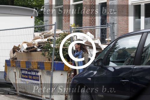 Amsterdam 30 juli 2011
Youp van t Hek en zijn vrouw Debby petter laten aan hun kinderen Sterre Anna en Julius hun nieuwe huis zien.
Peter Smulders bv