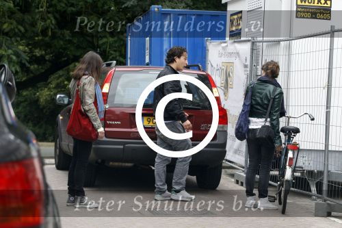 Amsterdam 30 juli 2011
Youp van t Hek en zijn vrouw Debby petter laten aan hun kinderen Sterre Anna en Julius hun nieuwe huis zien.
Peter Smulders bv
