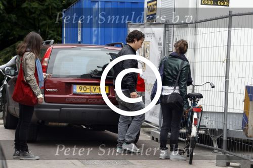 Amsterdam 30 juli 2011
Youp van t Hek en zijn vrouw Debby petter laten aan hun kinderen Sterre Anna en Julius hun nieuwe huis zien.
Peter Smulders bv