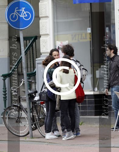Amsterdam 30 juli 2011
Youp van t Hek en zijn vrouw Debby petter laten aan hun kinderen Sterre Anna en Julius hun nieuwe huis zien.
Peter Smulders bv