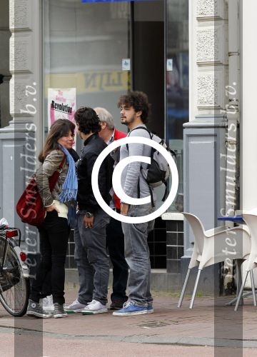 Amsterdam 30 juli 2011
Youp van t Hek en zijn vrouw Debby petter laten aan hun kinderen Sterre Anna en Julius hun nieuwe huis zien.
Peter Smulders bv