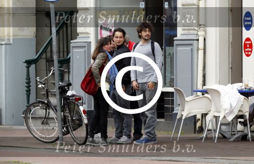 Amsterdam 30 juli 2011
Youp van t Hek en zijn vrouw Debby petter laten aan hun kinderen Sterre Anna en Julius hun nieuwe huis zien.
Peter Smulders bv