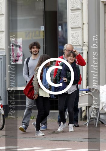 Amsterdam 30 juli 2011
Youp van t Hek en zijn vrouw Debby petter laten aan hun kinderen Sterre Anna en Julius hun nieuwe huis zien.
Peter Smulders bv