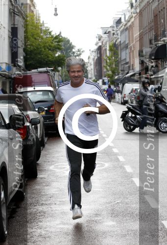 Amsterdam 21 juli 2011
Dries Roelvink hard lopend op de pc hooftstraat.
Peter Smulders bv