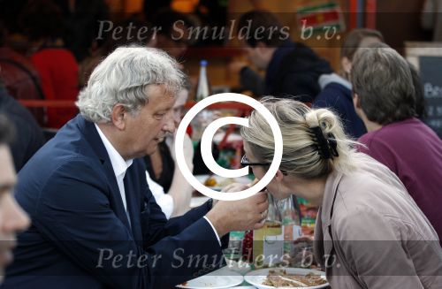 Amsterdam 19 augustus 2011
Theater festival de parade in Amsterdam. Burgemeester Eberhard v d Laan met zijn vrouw op de parade
Peter Smulders bv