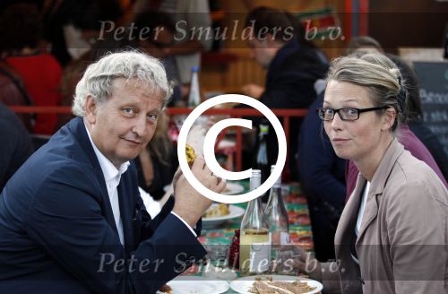 Amsterdam 19 augustus 2011
Theater festival de parade in Amsterdam. Burgemeester Eberhard v d Laan met zijn vrouw op de parade
Peter Smulders bv