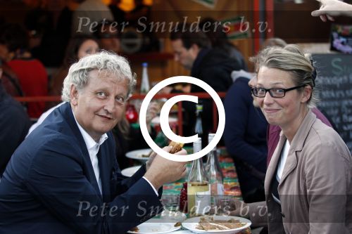 Amsterdam 19 augustus 2011
Theater festival de parade in Amsterdam. Burgemeester Eberhard v d Laan met zijn vrouw op de parade
Peter Smulders bv
