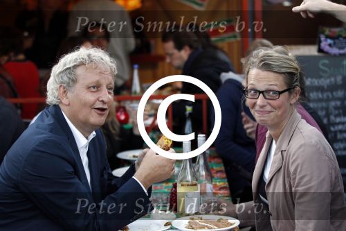 Amsterdam 19 augustus 2011
Theater festival de parade in Amsterdam. Burgemeester Eberhard v d Laan met zijn vrouw op de parade
Peter Smulders bv