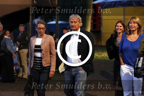 Amsterdam 19 augustus 2011
Theater festival de parade in Amsterdam. Burgemeester Eberhard v d Laan met zijn vrouw op de parade
Peter Smulders bv
