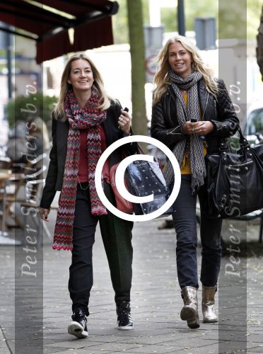 Amsterdam 26 oktober 2011
Monique Moon Matthijsen en Ellemieke Vermolen op de cornelis schuytstraat.
Peter Smulders bv