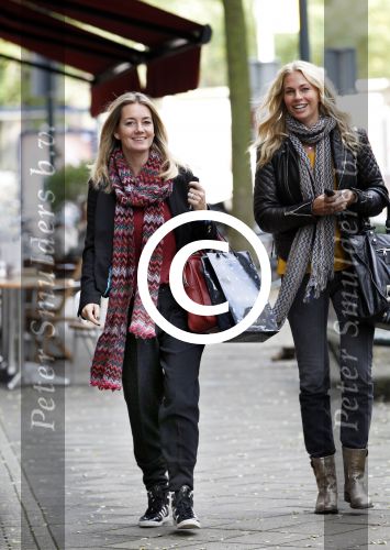 Amsterdam 26 oktober 2011
Monique Moon Matthijsen en Ellemieke Vermolen op de cornelis schuytstraat.
Peter Smulders bv