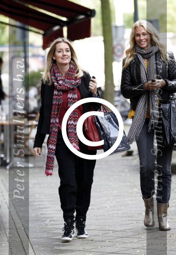 Amsterdam 26 oktober 2011
Monique Moon Matthijsen en Ellemieke Vermolen op de cornelis schuytstraat.
Peter Smulders bv