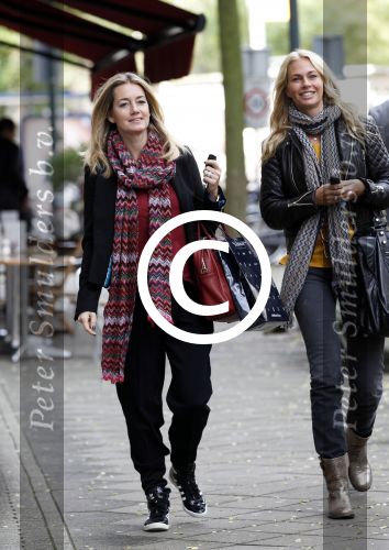 Amsterdam 26 oktober 2011
Monique Moon Matthijsen en Ellemieke Vermolen op de cornelis schuytstraat.
Peter Smulders bv