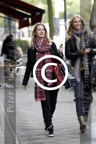 Amsterdam 26 oktober 2011
Monique Moon Matthijsen en Ellemieke Vermolen op de cornelis schuytstraat.
Peter Smulders bv