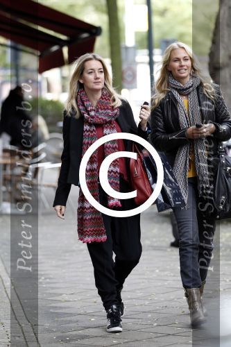 Amsterdam 26 oktober 2011
Monique Moon Matthijsen en Ellemieke Vermolen op de cornelis schuytstraat.
Peter Smulders bv