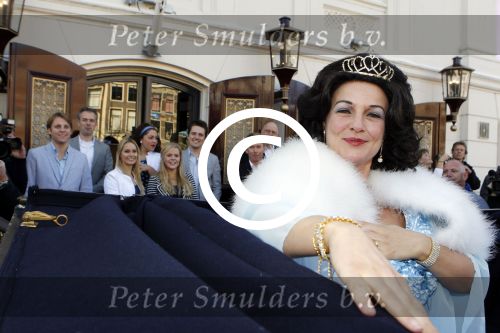 Leiden 24 oktober 2011
Presentatie cast musical zangeres zonder naam met oa Ellen Pieters Job Bovenlander Nikki v Ostaijen Ylva Wichers Schreur Stefan de Kogel Sabine Beens en Jasper Kerkhof in de schouwburg van Leiden.
Peter Smulders bv