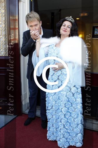 Leiden 24 oktober 2011
Presentatie cast musical zangeres zonder naam met oa Ellen Pieters Job Bovenlander Nikki v Ostaijen Ylva Wichers Schreur Stefan de Kogel Sabine Beens en Jasper Kerkhof in de schouwburg van Leiden.
Peter Smulders bv